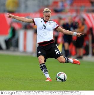 Alexandra Popp (Deutschland), am Ball Deutschland - Ungarn Europameisterschaft-Qualifikationsrunde für Europa-Meisterschaft 2017, UEFA Championship Qualifying, Fussball, Fußball, soccer, Frauen, Damen, women Halle Saale, 18.9.2015