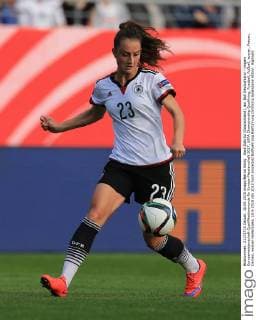 Sara Däbritz (Deutschland), am Ball Deutschland - Ungarn Europameisterschaft-Qualifikationsrunde für Europa-Meisterschaft 2017, UEFA Championship Qualifying, Fussball, Fußball, soccer, Frauen, Damen, women Halle Saale, 18.9.2015