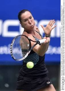 (150922) -- GUANGZHOU, Sept. 22, 2015 -- Jelena Jankovic of Serbia returns the ball against Elena Vesnina of Russia during their first round match of Guangzhou Internationl Women s Open Tennis Tournament in Guanghzhou, capital of south China s Guangdong Province, Sept. 22, 2015. Jelena Jankovic won 2-0. )(wll) (SP)CHINA-GUANGZHOU-TENNIS-INTERNATIONAL WOMEN S OPEN-ROUND 1 LiangxXu 