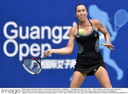 (150922) -- GUANGZHOU, Sept. 22, 2015 -- Jelena Jankovic of Serbia returns the ball against Elena Vesnina of Russia during their first round match of Guangzhou Internationl Women s Open Tennis Tournament in Guanghzhou, capital of south China s Guangdong Province, Sept. 22, 2015. Jelena Jankovic won 2-0. )(wll) (SP)CHINA-GUANGZHOU-TENNIS-INTERNATIONAL WOMEN S OPEN-ROUND 1 LiangxXu 