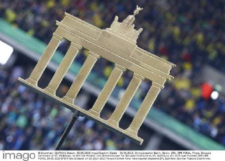 30.05.2015, Olympiastadion Berlin, Berlin, GER, DFB POKAL, Finale, Borussia Dortmund vs VfL Wolfsburg, im Bild Die Miniatur vom Brandenburger Tor Borussia Dortmund vs VfL Wolfsburg