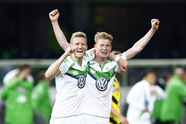 30.05.2015, Olympiastadion Berlin, Berlin, GER, DFB POKAL, Finale, Borussia Dortmund vs VfL Wolfsburg, im Bild Andre Schuerrle (17, VfL Wolfsburg, li.) und Kevin de Bruyne (14, VfL Wolfsburg) jubeln nach dem Sieg ueber Dortmund Borussia Dortmund vs VfL Wolfsburg