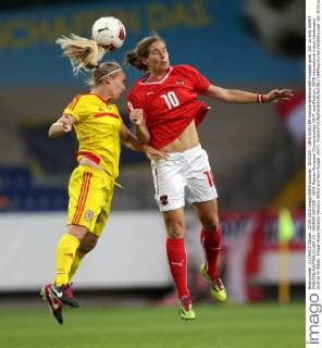 SOCCER - UEFA EURO EM Europameisterschaft Fussball quali, AUT vs WAL SANKT POELTEN,AUSTRIA,22.SEP.15 - WOMEN SOCCER - UEFA Women European Championships 2017, qualification, OEFB international match Länderspiel Austria vs Wales. Image shows Natasha Harding (WAL) and Nina Burger (AUT). GEPAxpictures xWalterxLuger