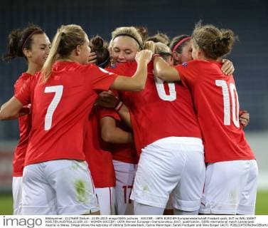 SOCCER - UEFA EURO EM Europameisterschaft Fussball quali, AUT vs WAL SANKT POELTEN,AUSTRIA,22.SEP.15 - WOMEN SOCCER - UEFA Women European Championships 2017, qualification, OEFB international match Länderspiel Austria vs Wales. Image shows the rejoicing of Viktoria Schnaderbeck, Carina Wenninger, Sarah Puntigam and Nina Burger (AUT). GEPAxpictures xWalterxLuger