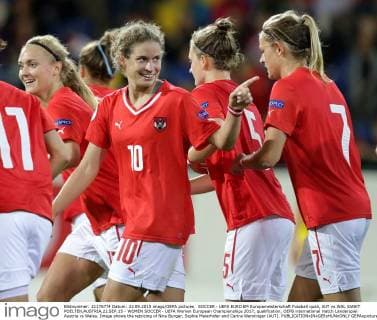 SOCCER - UEFA EURO EM Europameisterschaft Fussball quali, AUT vs WAL SANKT POELTEN,AUSTRIA,22.SEP.15 - WOMEN SOCCER - UEFA Women European Championships 2017, qualification, OEFB international match Länderspiel Austria vs Wales. Image shows the rejoicing of Nina Burger, Sophie Maierhofer and Carina Wenninger (AUT). GEPAxpictures xWalterxLuger