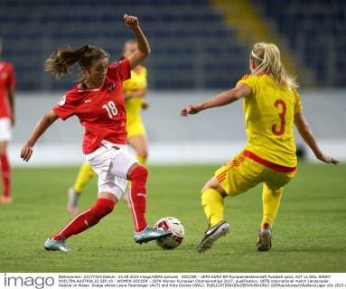 SOCCER - UEFA EURO EM Europameisterschaft Fussball quali, AUT vs WAL SANKT POELTEN,AUSTRIA,22.SEP.15 - WOMEN SOCCER - UEFA Women European Championships 2017, qualification, OEFB international match Länderspiel Austria vs Wales. Image shows Laura Feiersinger (AUT) and Kylie Davies (WAL). GEPAxpictures xWalterxLuger