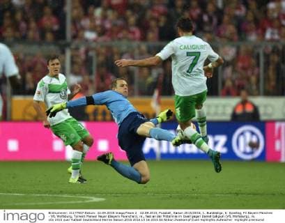 22.09.2015, Fussball, Saison 2015 2016, 1. Bundesliga, 6. Spieltag, FC Bayern München - VfL Wolfsburg, Torwart Manuel Neuer (Bayern Muenchen), re., fast an der Mittellinie im Duell gegen Daniel Caligiuri (VfL Wolfsburg), re.