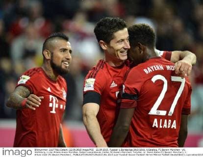 22.09.2015, Fussball 1.Bundesliga 2015 2016, 6.Spieltag, FC Bayern München - VfL Wolfsburg, in der Allianz-Arena München. Robert Lewandowski (mitte, FC Bayern München) Torjubel. re: David Alaba (FC Bayern München), li: Arturo Vidal (FC Bayern München),. 