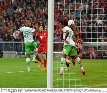 22.09.2015, Fussball 1.Bundesliga 2015 2016, 6.Spieltag, FC Bayern München - VfL Wolfsburg, in der Allianz-Arena München. Robert Lewandowski (mitte,FC Bayern München) erzielt das Tor zum 2:1. 