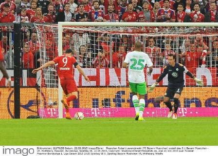 Muenchen Robert Lewandowski (FC Bayern Muenchen) erzielt das 3:1 Bayern Muenchen - VfL Wolfsburg, Fussball, Bundesliga, Spieltag 06, 22.09.2015, Copyright: Stuetzle xEibner-Pressefoto ep_wse
