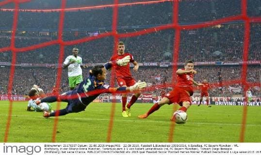 22.09.2015, Fussball 1.Bundesliga 2015 2016, 6.Spieltag, FC Bayern München - VfL Wolfsburg, in der Allianz-Arena München. Torschuss zum 1:1 von Robert Lewandowski (re, FC Bayern München), Torwart Diego Benaglio (Wolfsburg) hat keine Chance. 