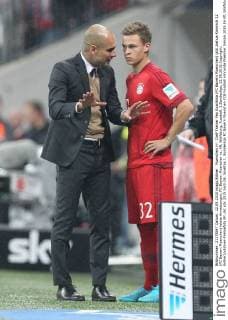 Muenchen l-r: Chef-Trainer Pep Guardiola (FC Bayern Muenchen) gibt Joshua Kimmich 32 (FC Bayern Muenchen) letzte Anweisungen, FC Bayern Muenchen vs. VfL Wolfsburg, Fussball, 1.Bundesliga, 22.09.2015 Copyright: Kolbert xEibner-Pressefoto EP_ckt
