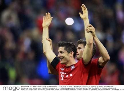 22.09.2015, Fussball 1.Bundesliga 2015 2016, 6.Spieltag, FC Bayern München - VfL Wolfsburg, in der Allianz-Arena München. Schlussjubel, v.li: Robert Lewandowski (FC Bayern München) und Thomas Müller (FC Bayern München). 