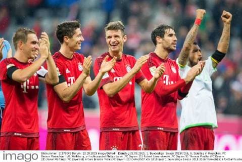 Dienstag 22.09.2015, 1. Bundesliga, Saison 2015 2016, 6. Spieltag in Muenchen, FC Bayern Muenchen - VfL Wolfsburg, v-l schlussjubel Philipp Lahm (FC Bayern 21) Robert Lewandowski (FC Bayern 9) Thomas Mueller (FC Bayern 25) Javier Martinez (FC Bayern 8) Arturo Erasmo Vidal (FC Bayern 23) DeFodi507
