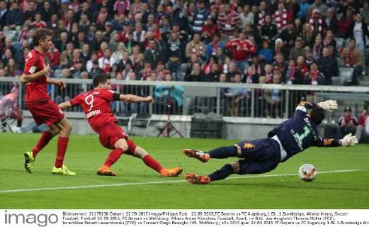 22.09.2015,FC Bayern vs FC Augsburg,1.BL ,1.Bundesliga, Allianz Arena, Soccer Fussball, Football 22.09.2015, FC Bayern vs Wolfsburg, Allianz Arena München, Fussball, Sport, im Bild: das Ausgleich Thomas Müller (FCB), torschütze Robert Lewandowski (FCB) vs Torwart Diego Benaglio (VfL Wolfsburg)