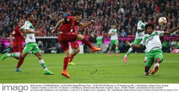 22.09.2015,FC Bayern vs FC Augsburg,1.BL ,1.Bundesliga, Allianz Arena, Soccer Fussball, Football 22.09.2015, FC Bayern vs Wolfsburg, Allianz Arena München, Fussball, Sport, im Bild: Robert Lewandowski (FCB) scheitert an Dante (VfL Wolfsburg)
