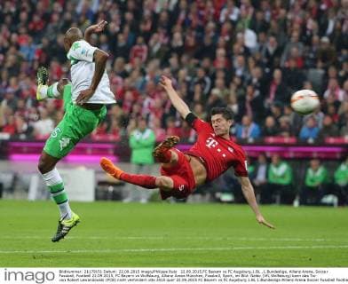 22.09.2015,FC Bayern vs FC Augsburg,1.BL ,1.Bundesliga, Allianz Arena, Soccer Fussball, Football 22.09.2015, FC Bayern vs Wolfsburg, Allianz Arena München, Fussball, Sport, im Bild: Naldo (VfL Wolfsburg) kann das Tor von Robert Lewandowski (FCB) nicht verhindern
