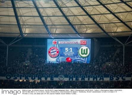 Berlin, Deutschland, 22.09.2015: Fußball 1. Bundesliga Saison 2015 2016 - Hertha BSC Berlin - 1. FC Koeln Koeln. Einblendung Zwischenstand FC Bayern - Wolfsburg. Robert Lewandowski schießt schiesst in 9 Minuten 5 Tore.