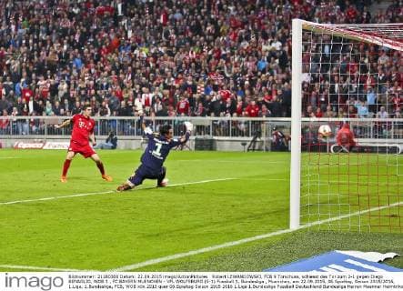 Robert LEWANDOWSKI, FCB 9 Torschuss, schiesst das Tor zum 2-1 gegen Diego BENAGLIO, WOB 1 , FC BAYERN MUENCHEN - VFL WOLFSBURG (5-1) Fussball 1. Bundesliga , Muenchen, am 22.09.2015, 06.Spieltag, Saison 2015 2016, 1.Liga, 1.Bundesliga, FCB, WOB