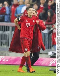 Markus HOERWICK, Pressechef FCB hilft Torschuetze Robert LEWANDOWSKI, FCB 9 in die Jacke auf dem Weg zum Interview, interviewen, FC BAYERN MUENCHEN - VFL WOLFSBURG (5-1) Fussball 1. Bundesliga , Muenchen, am 22.09.2015, 06.Spieltag, Saison 2015 2016, 1.Liga, 1.Bundesliga, FCB, WOB