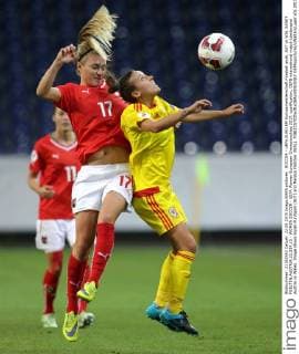 SOCCER - UEFA EURO EM Europameisterschaft Fussball quali, AUT vs WAL SANKT POELTEN,AUSTRIA,22.SEP.15 - WOMEN SOCCER - UEFA Women European Championships 2017, qualification, OEFB international match Länderspiel Austria vs Wales. Image shows Sarah Puntigam (AUT) and Melissa Fletcher (WAL). GEPAxpictures xWalterxLuger