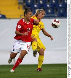SOCCER - UEFA EURO EM Europameisterschaft Fussball quali, AUT vs WAL SANKT POELTEN,AUSTRIA,22.SEP.15 - WOMEN SOCCER - UEFA Women European Championships 2017, qualification, OEFB international match Länderspiel Austria vs Wales. Image shows Nicole Billa (AUT) and Kylie Davies (WAL). GEPAxpictures xWalterxLuger