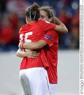 SOCCER - UEFA EURO EM Europameisterschaft Fussball quali, AUT vs WAL SANKT POELTEN,AUSTRIA,22.SEP.15 - WOMEN SOCCER - UEFA Women European Championships 2017, qualification, OEFB international match Länderspiel Austria vs Wales. Image shows the rejoicing of Nicole Billa and Nina Burger (AUT). GEPAxpictures xWalterxLuger