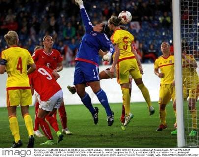 SOCCER - UEFA EURO EM Europameisterschaft Fussball quali, AUT vs WAL SANKT POELTEN,AUSTRIA,22.SEP.15 - WOMEN SOCCER - UEFA Women European Championships 2017, qualification, OEFB international match Länderspiel Austria vs Wales. Image shows Sophie Ingle (WAL), Katharina Schiechtl (AUT), Joanne Price and Rhiannon Roberts (WAL. GEPAxpictures xWalterxLuger
