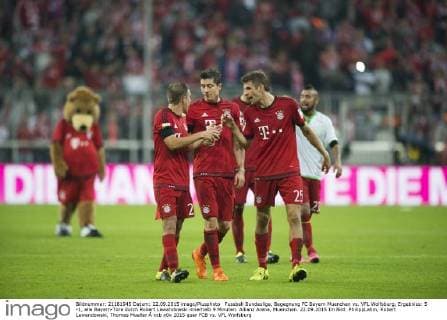 Fussball Bundesliga, Begegnung FC Bayern Muenchen vs. VFL Wolfsburg, Ergebniss: 5 -1, alle Bayern-Tore durch Robert Lewandowski innerhalb 9 Minuten. Allianz Arena, Muenchen. 22.09.2015 Im Bild: PhilippLahm, Robert Lewandowski, Thomas Mueller Â