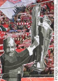 Gedenkminute für Dettmar Cramer. Ein Bild von Cramer mit CL-Pokal in der Südkurve. Fussball Allianz Arena München FC Bayern München - VfL Wolfsburg 22.09.2015
