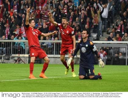 22.09.2015, Fussball, Saison 2015 2016, 1. Bundesliga, 6. Spieltag, FC Bayern München - VfL Wolfsburg 5:1, Jubel Robert Lewandowski (Bayern Muenchen), li., und Thomas Mueller, Thomas Müller (Bayern Muenchen), rechts Torwart Diego Benaglio (VfL Wolfsburg)