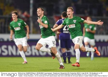 Osnabrueck, Deutschland 23. September 2015: 3. Liga 15 16 - VfL Osnabrueck vs. SC Preussen Muenster Jubel Torjubel Torschuetze Torschütze Amaury Bischoff (Muenster) jubelt nach seinem Tor zum 1:2 mit Felix Müller Mueller Muller (Muenster). mt