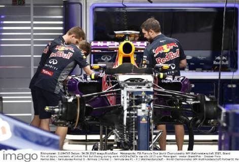 Motorsports: FIA Formula One World Championship WM Weltmeisterschaft 2015, Grand Prix of Japan, mechanic of Infiniti Red Bull Racing during work xHOCHxZWEIx