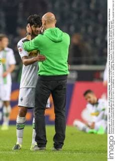Moenchengladbach Trainer Andre Schubert (Borussia Moenchengladbach) mit Mahmoud Dahoud (Borussia Moenchengladbach 8) Borussia Moenchengladbach vs FC Augsburg, Fussball, 1. Bundesliga, 23.09.2015, Copyright: Schülerx xEibner-Pressefoto EP_jse