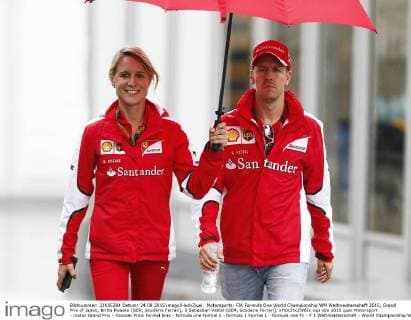Motorsports: FIA Formula One World Championship WM Weltmeisterschaft 2015, Grand Prix of Japan, Britta Roeske (GER, Scuderia Ferrari), 5 Sebastian Vettel (GER, Scuderia Ferrari), xHOCHxZWEIx