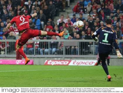 22.09.2015,1.BL,FC Bayern vs VfL Wolfsburg, Allianz Arena München, Fussball, 22.09.2015,1.BL,FC Bayern vs VfL Wolfsburg, Allianz Arena München, Fussball, Sport, im Bild: Robert Lewandowski (FCB) vs Torwart Diego Benaglio (VfL Wolfsburg)