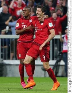 22.09.2015,1.BL,FC Bayern vs VfL Wolfsburg, Allianz Arena München, Fussball, 22.09.2015,1.BL,FC Bayern vs VfL Wolfsburg, Allianz Arena München, Fussball, Sport, im Bild: Douglas Costa (FCB) und Robert Lewandowski (FCB) jubeln