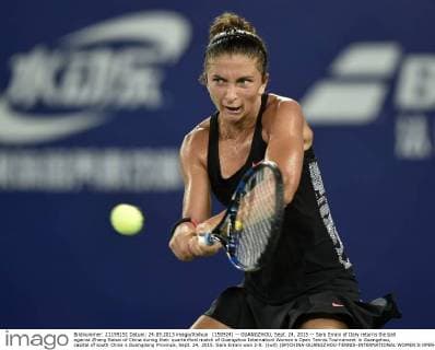 (150924) -- GUANGZHOU, Sept. 24, 2015 -- Sara Errani of Italy returns the ball against Zheng Saisai of China during their quarterfinal match of Guangzhou Internationl Women s Open Tennis Tournament in Guangzhou, capital of south China s Guangdong Province, Sept. 24, 2015. Sara Errani won 2-0. )(wll) (SP)CHINA-GUANGZHOU-TENNIS-INTERNATIONAL WOMEN S OPEN-QUARTERFINAL LiangxXu 
