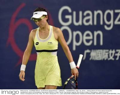 (150924) -- GUANGZHOU, Sept. 24, 2015 -- Zheng Saisai of China reacts during the quarterfinal match of Guangzhou Internationl Women s Open Tennis Tournament against Sara Errani of Italy in Guangzhou, capital of south China s Guangdong Province, Sept. 24, 2015. Zheng lost 0-2. )(wll) (SP)CHINA-GUANGZHOU-TENNIS-INTERNATIONAL WOMEN S OPEN-QUARTERFINAL LiangxXu 
