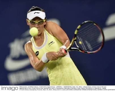 (150924) -- GUANGZHOU, Sept. 24, 2015 -- Zheng Saisai of China returns the ball against Sara Errani of Italy during their quarterfinal match of Guangzhou Internationl Women s Open Tennis Tournament in Guangzhou, capital of south China s Guangdong Province, Sept. 24, 2015. Zheng lost 0-2. )(wll) (SP)CHINA-GUANGZHOU-TENNIS-INTERNATIONAL WOMEN S OPEN-QUARTERFINAL LiangxXu 