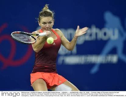 (150924) -- GUANGZHOU, Sept. 24, 2015 -- Simona Halep of Romania returns the ball against Denisa Allertova of Czech Republic during their quarterfinal match of Guangzhou Internationl Women s Open Tennis Tournament in Guangzhou, capital of south China s Guangdong Province, Sept. 24, 2015. Simona Halep lost 0-2. )(wll) (SP)CHINA-GUANGZHOU-TENNIS-INTERNATIONAL WOMEN S OPEN-QUARTERFINAL LiangxXu 