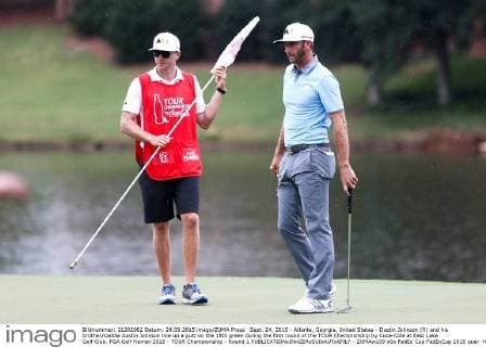 Sept. 24, 2015 - Atlanta, Georgia, United States - Dustin Johnson (R) and his brother caddie Austin Johnson line up a putt on the 18th green during the first round of the TOUR Championship by Coca-Cola at East Lake Golf Club. PGA Golf Herren 2015 - TOUR Championship - Round 1 - ZUMAw109