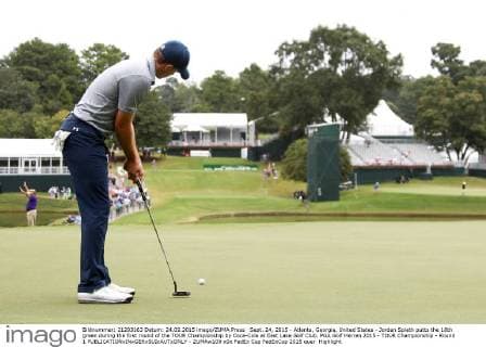 Sept. 24, 2015 - Atlanta, Georgia, United States - Jordan Spieth putts the 18th green during the first round of the TOUR Championship by Coca-Cola at East Lake Golf Club. PGA Golf Herren 2015 - TOUR Championship - Round 1 - ZUMAw109