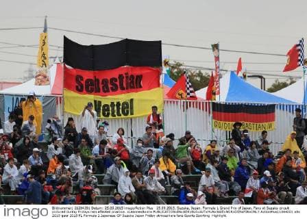 25.09.2015. Suzuka, Japan. Formula 1 Grand Prix of Japan. Fans at Suzuka circuit pictured during Fridays rain affected practice. xLeannexBoonx  ActionPlus11664001