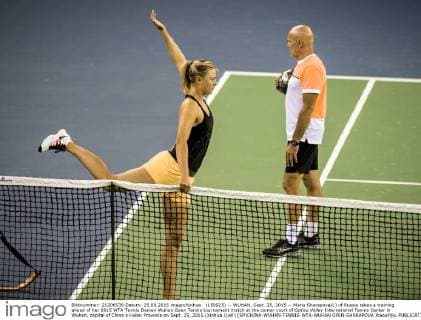 (150925) -- WUHAN, Sept. 25, 2015 -- Maria Sharapova(L) of Russia takes a training ahead of her 2015 WTA Tennis Damen Wuhan Open Tennis tournament match at the center court of Optics Valley International Tennis Center in Wuhan, capital of China s Hubei Province on Sept. 25, 2015.(Xinhua )(wll) (SP)CHINA-WUHAN-TENNIS-WTA-WUHAN OPEN-SHARAPOVA XiaoxYijiu 