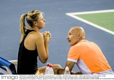 (150925) -- WUHAN, Sept. 25, 2015 -- Maria Sharapova(L) of Russia takes a break during the training ahead of her 2015 WTA Tennis Damen Wuhan Open Tennis tournament match at the center court of Optics Valley International Tennis Center in Wuhan, capital of China s Hubei Province on Sept. 25, 2015.(Xinhua )(wll) (SP)CHINA-WUHAN-TENNIS-WTA-WUHAN OPEN-SHARAPOVA XiaoxYijiu 