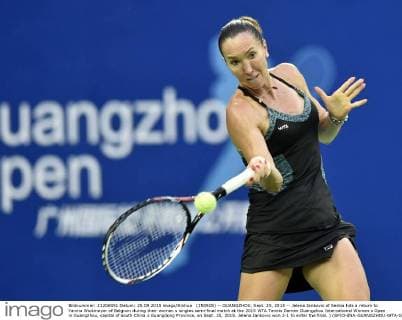 (150925) -- GUANGZHOU, Sept. 25, 2015 -- Jelena Jankovic of Serbia hits a return to Yanina Wickmayer of Belgium during their women s singles semi-final match at the 2015 WTA Tennis Damen Guangzhou International Women s Open in Guangzhou, capital of south China s Guangdong Province, on Sept. 25, 2015. Jelena Jankovic won 2-1 to enter the final. ) (SP)CHINA-GUANGZHOU-WTA-GUANGZHOU OPEN (CN) LiangxXu 
