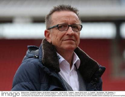 25.09.2015 - Fussball - Saison 2015 2016 - 2. Fussball - Bundesliga - 09. Spieltag: 1. FC Nürnberg Nuernberg FCN - DSC Arminia Bielefeld - DaMa - Norbert Meier (Trainer DSC Arminia Bielefeld ) nachdenklich