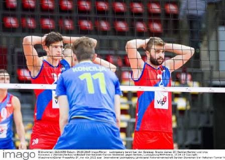 Ludwigsburg bereit fuer den Spielzug: Srecko Lisinac 20 (Serbien Serbia) und Uros Kovacevic 2 (Serbien Serbia) Volleyball Vier-Nationen-Turnier Slowenien gegen Serbien, Ludwigsburg MHP-Arena, 25.09.15 Copyright: Wuechnerx xEibner-Pressefoto EP_nwr