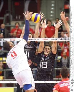 Ludwigsburg , Volleyball 4- Nationen Turnier Deutschland vs. Frankreich , von links: Earvin Ngapeth ( FRA ) Lukas Kampa Michael Andrei Sebastian Schwarz ( GER )